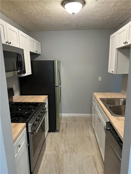 Building Photo - 2305 Pine Tree Trail