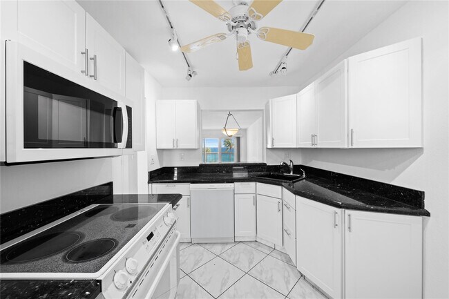 Building Photo - 1069 Hillsboro Mile