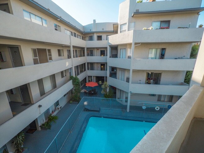 Interior Photo - 1815 N. Harvard Blvd