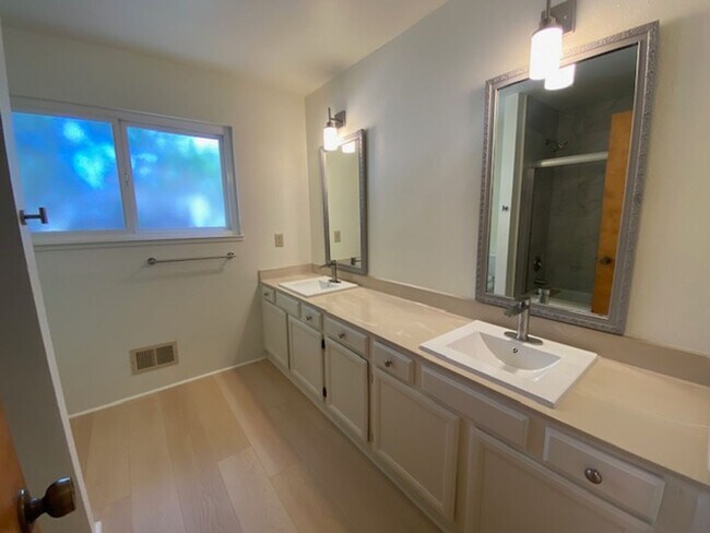 Building Photo - 11755 Tam O'Shanter Dr