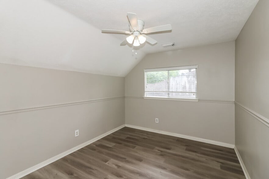 Building Photo - 4635 Linden Pl