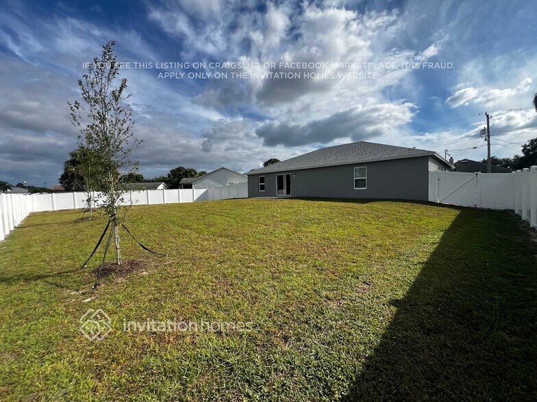 Building Photo - 1109 SW Khan Dr