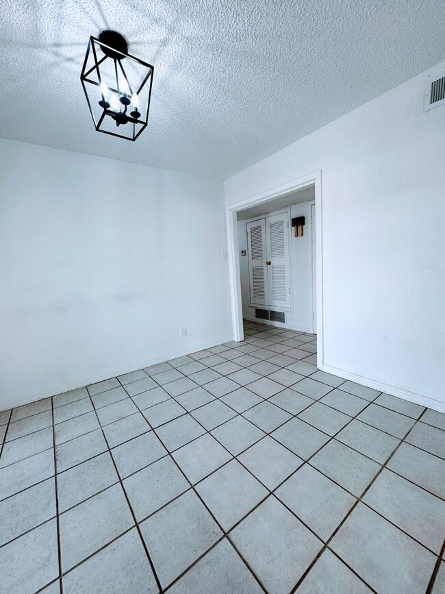 Building Photo - 139 Clairemont Rd