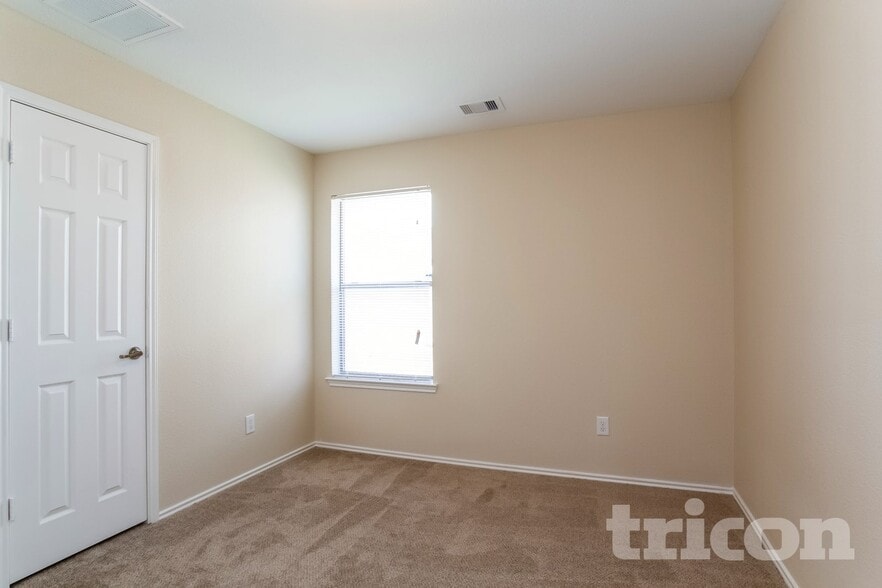Building Photo - 10338 Whisper Bluff Dr