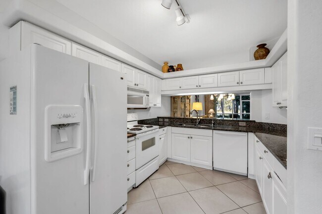Building Photo - Great Condo in Desirable Westgate at Imper...