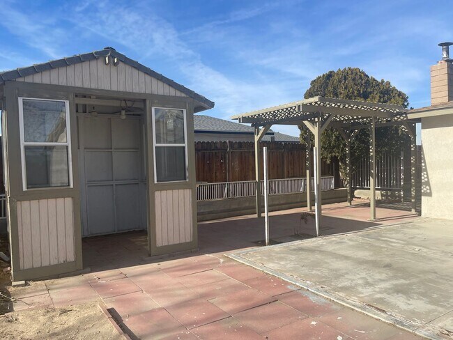 Building Photo - Victorville, 3 Bedroom, 2 Bathrooms, Large...