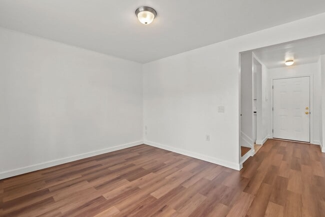 Building Photo - Now Available in Norfolk – Move-In Ready Townhouse!