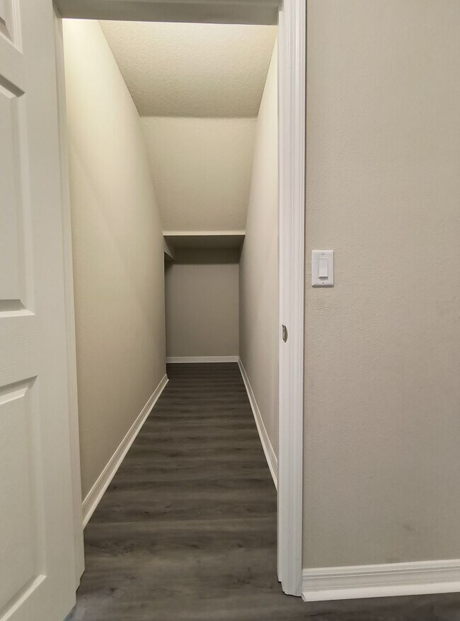 Building Photo - 5 BED 3 BATH SOLAR HOME FOR RENT!! Availab...