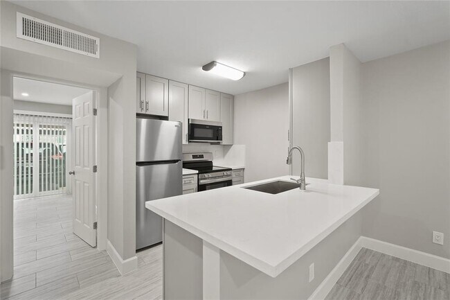Building Photo - 2121 Fountain View Dr