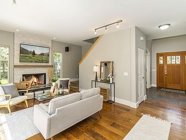 Building Photo - This light filled & charming home in a convenient location!