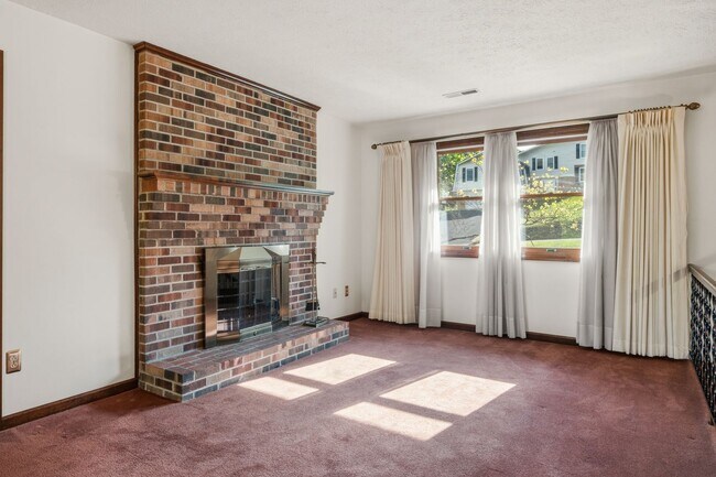 Building Photo - Spacious 5-Bedroom Home in Prestigious Blacksburg Country Club Estates