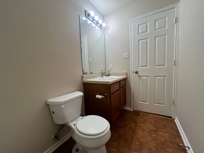 Building Photo - 5811 Golf Bend