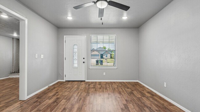 Building Photo - Charming 3 Bedroom Home +BONUS Room with Spacious Backyard