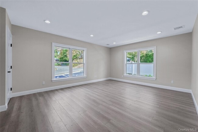 Building Photo - 110 School St