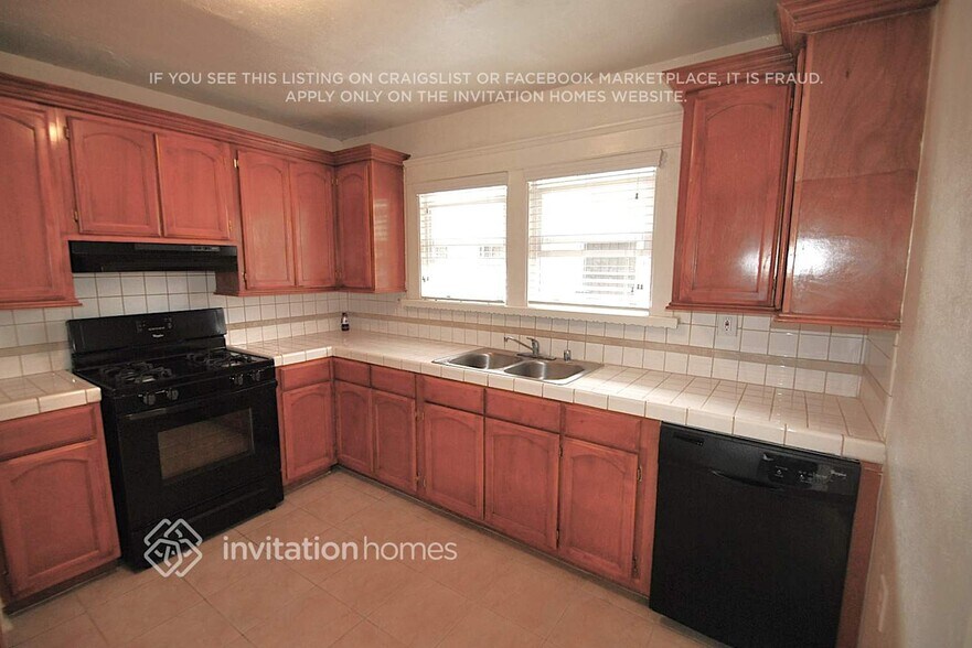 Building Photo - 1613 W 49th St