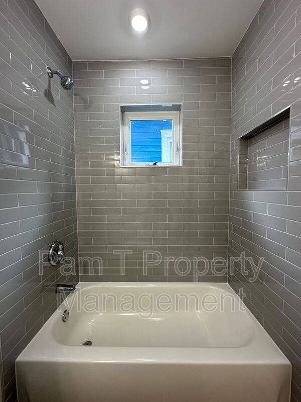 Building Photo - 618 E Waldburg St