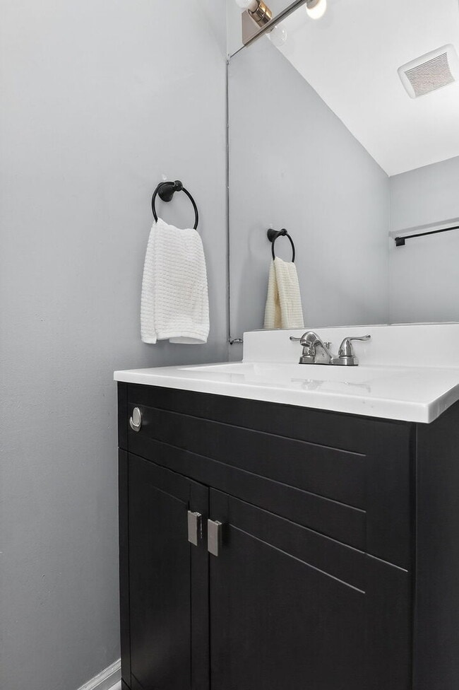 Building Photo - 14816 S Penn Rd