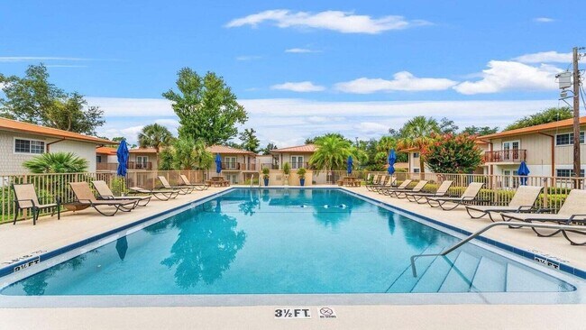 Building Photo - 2100 W Beach Dr