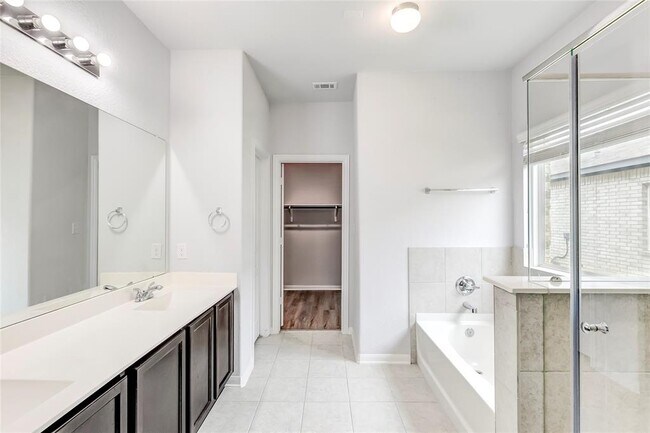 Building Photo - 17005 Lathrop Ave