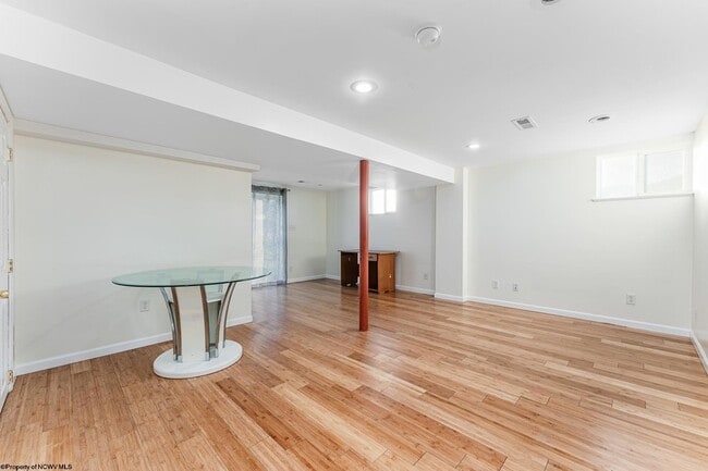Building Photo - 670 Killarney Dr