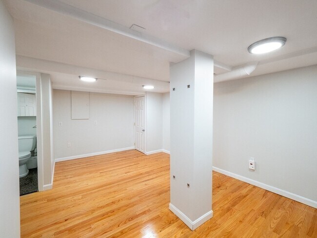 Building Photo - 12 Adella Pl