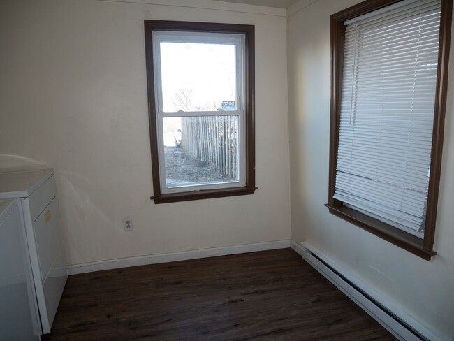 Building Photo - Bright 2-Bedroom Easton Apartment with Out...