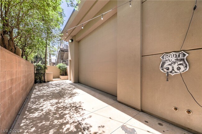 Building Photo - 1501 Foothills Village Dr