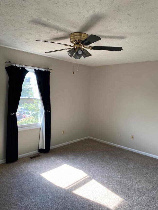 Building Photo - 3676 Cottage Cir