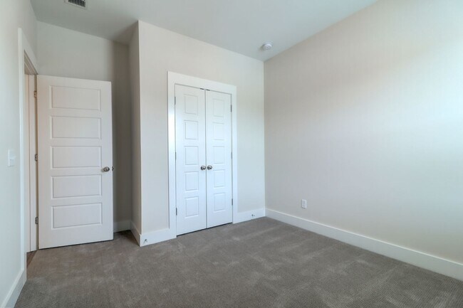 Building Photo - Beautifully Maintained 3 Bedroom, 2.5 Bath...