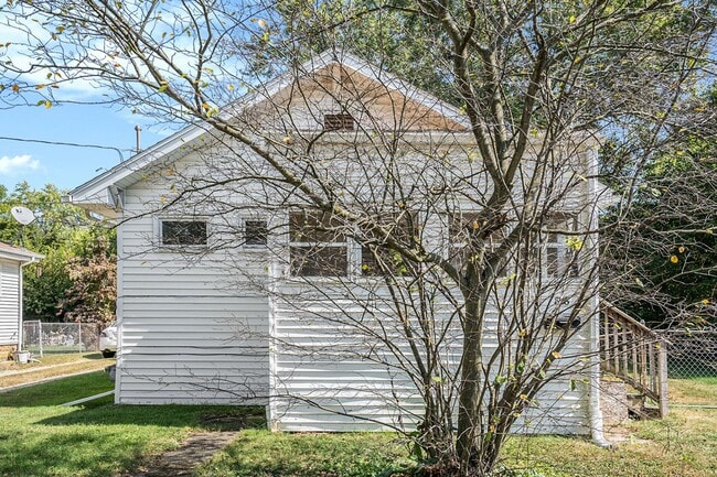 Building Photo - $1350 Eastwood 2-Bed/1-Bath Ranch, Basement, Large, Fenced yard - Ask about our no security depos...