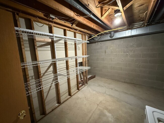 Building Photo - Welcome to this charming 3-bedroom, 2-bathroom home located in the heart of East Grand Forks, MN.