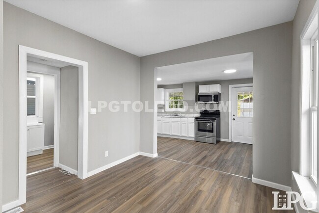 Building Photo - 1204 Navarre Ave