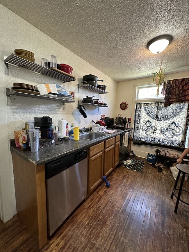Building Photo - Whole House: 4 Bed 1 Bath close to UWEC! A...