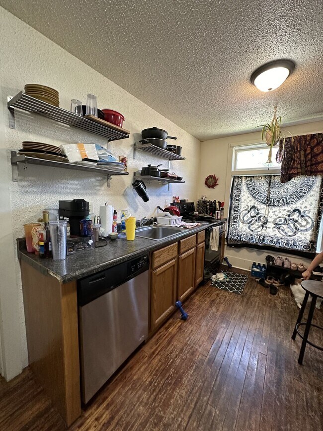 Building Photo - Whole House: 4 Bed 1 Bath close to UWEC!