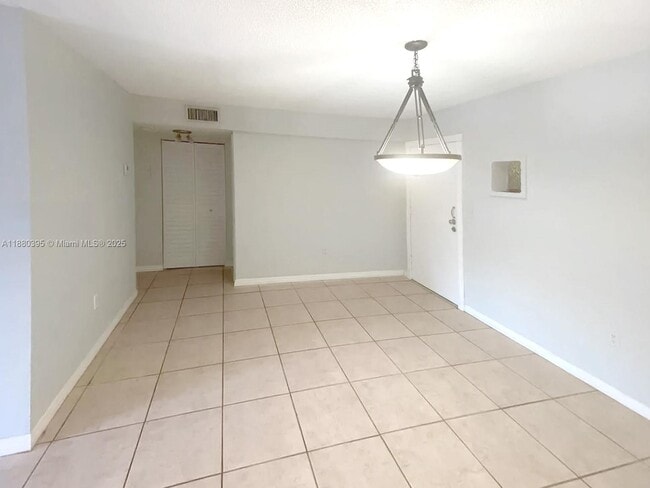 Building Photo - 6886 N Kendall Dr