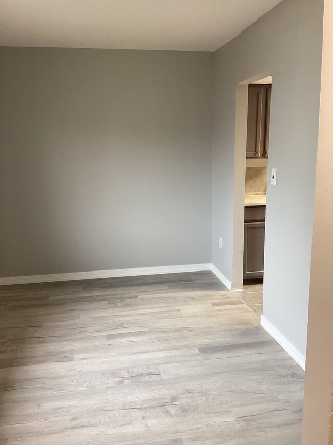 Building Photo - Three bedroom Townhouse  ready to rent