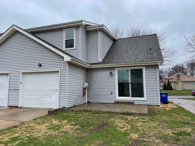 Building Photo - {12901} Spacious Townhome with a 1 car garage & full basement