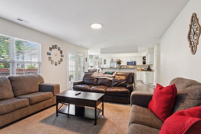 Building Photo - Spacious 4 BDRM 2.5 BA