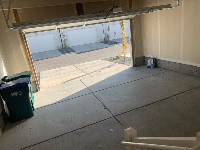 Building Photo - *ROOM ONLY* Beautiful Willow Point Townhome LOOKING FOR FEMALE ROOMMATE-ROOM AVAILABLE