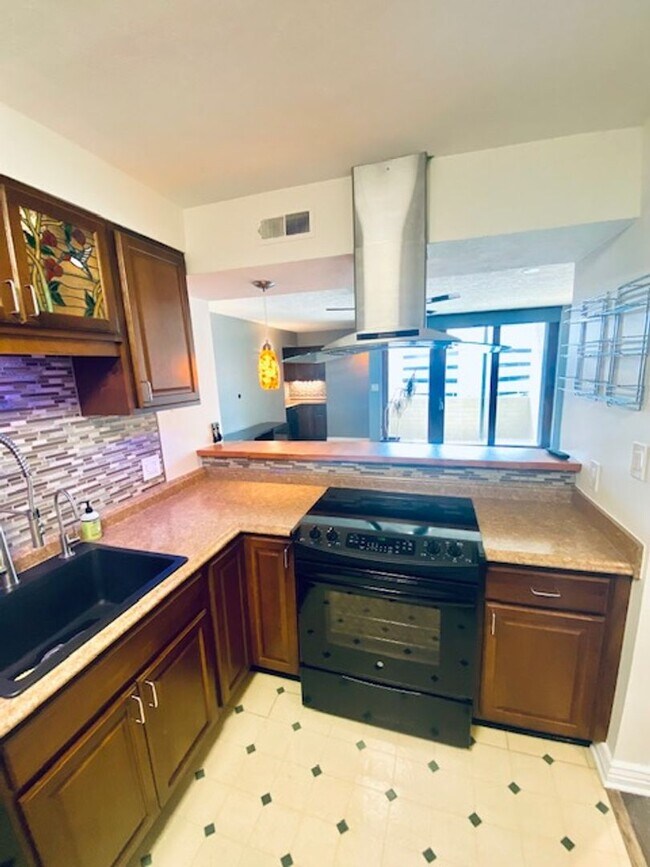 Building Photo - Broadway Condo