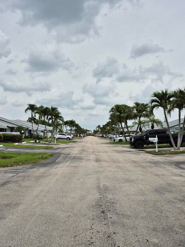 Building Photo - 4470 Lucerne Villas Ln