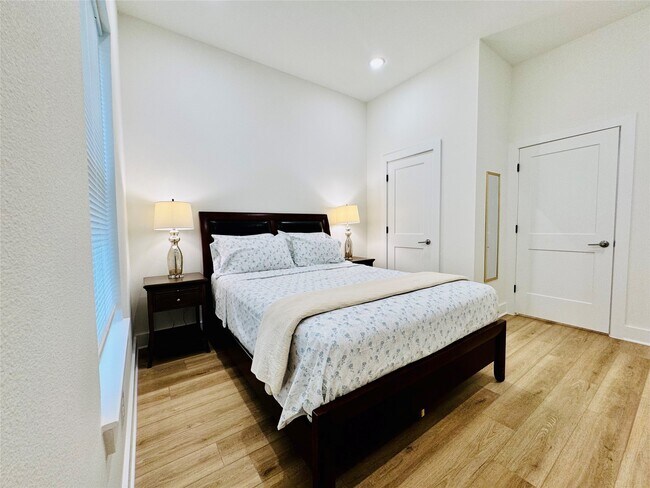 Building Photo - 225 Noras Ln