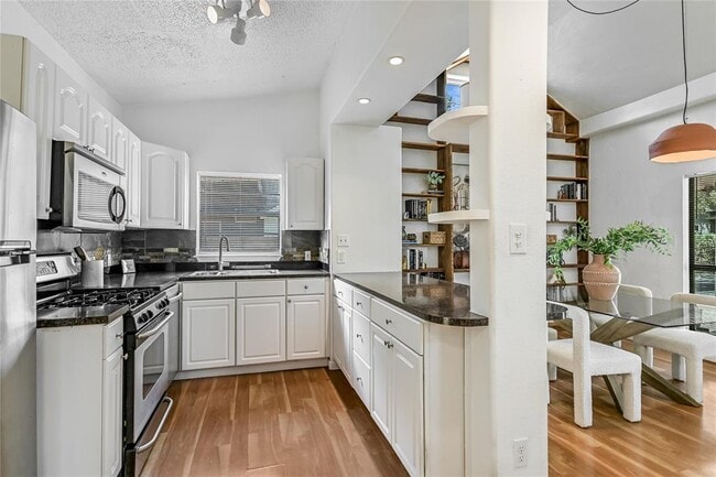 Building Photo - 905 W Elizabeth St