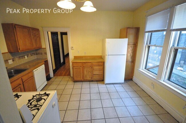 Building Photo - 2074-2078 Summit Street-2078 Summit Street- 4 bedroom