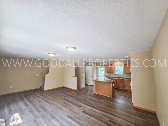 Building Photo - 2-Bedroom, 2.5-Bath Urbandale Townhome with Attached 2-Car Garage