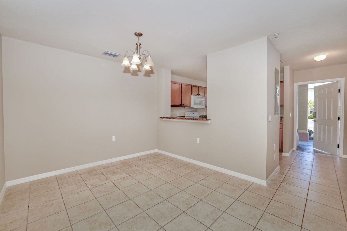 Building Photo - 9093 Gervais Cir