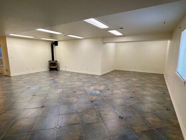Building Photo - 625 Red Tail Dr