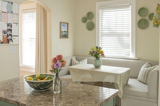 Building Photo - 801 Durant Pl NE