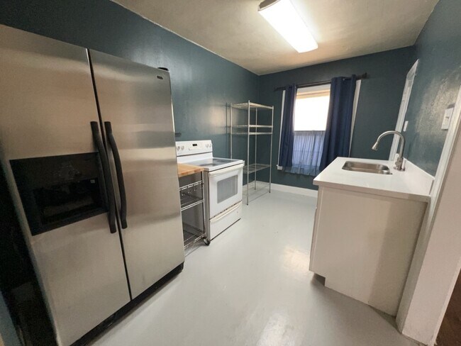 Building Photo - 1552 Lombardy St