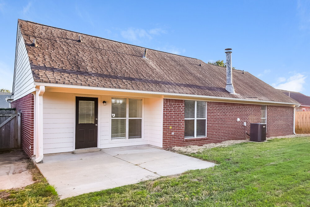 Building Photo - 10712 Oak Cir N